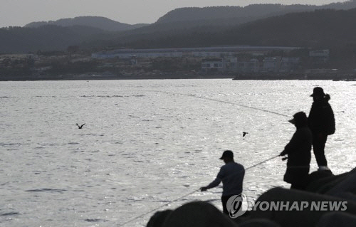 바닷가에서 시민들이 낚시를 하는 모습.  *사진은 기사 내용과 관련 없음.  [연합뉴스 자료사진]